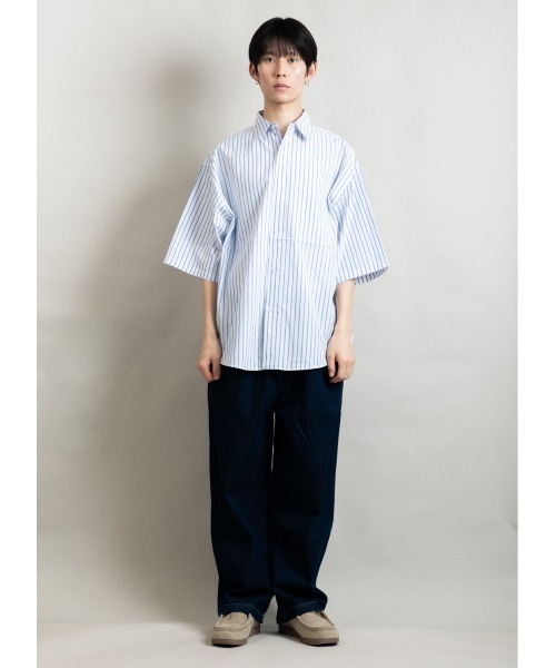 En serio TOKYO(エンソリオトーキョー)の「コットンブロード オーバーシルエット レギュラーカラー 半袖シャツ(シャツ/ブラウス・メンズ・グレイッシュブルー/ネイビー×ホワイト/ホワイト×ブラック/ホワイト/ブラック/ホワイト×ブルー・M/L)」の7枚目の写真