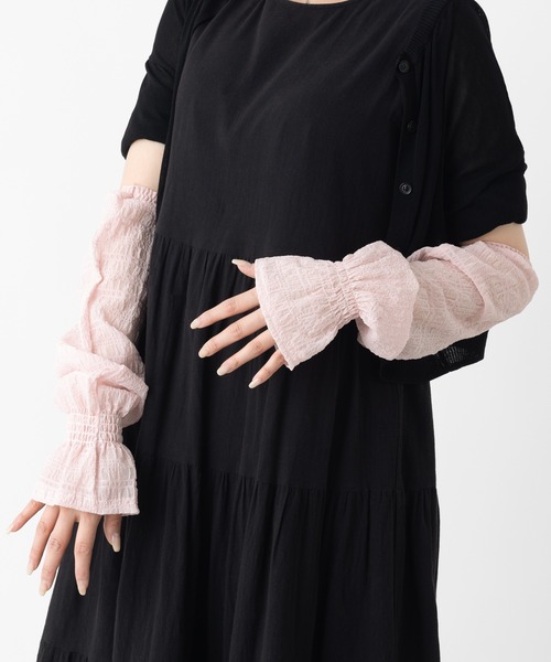 emonique（エモニーク）の「UPF50+ ロング丈 締め付けないレースのアームカバー アイスシルク素材（アームカバー・レディース・ライトベージュ/ホワイト/ライトグリーン/ライトブルー/ピンク・55cm）」の5枚目の写真