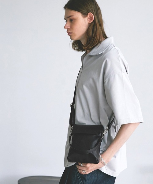 EMMA CLOTHES（エマクローズ）の「スクウェアフラップミニショルダーバッグ EMMA CLOTHES（ショルダーバッグ・メンズ・ブラック/アイボリー/ダークブラウン・FREE）」の4枚目の写真