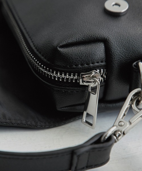 EMMA CLOTHES（エマクローズ）の「スクウェアフラップミニショルダーバッグ EMMA CLOTHES（ショルダーバッグ・メンズ・ブラック/アイボリー/ダークブラウン・FREE）」の19枚目の写真