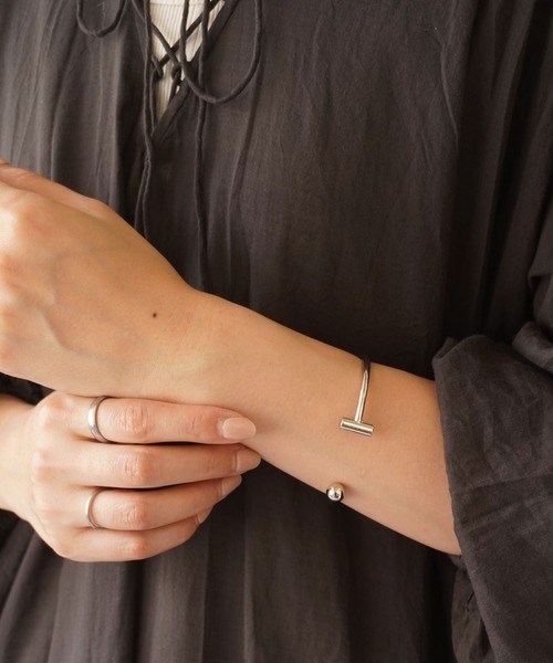 ammy.(エイミードット)の「【 ammy. / エイミードット 】 ライン デザイン バングル(バングル/リストバンド・レディース・ゴールド/ゴールド系その他/シルバー系その他/シルバー系その他3/ゴールド系その他3/ゴールド系その他2/シルバー/シルバー系その他2/ゴールド系その他4/シルバー系その他4・FREE)」の1枚目の写真