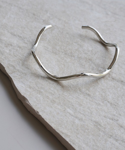 ammy.(エイミードット)の「【 ammy. / エイミードット 】 ライン デザイン バングル(バングル/リストバンド・レディース・ゴールド/ゴールド系その他/シルバー系その他/シルバー系その他3/ゴールド系その他3/ゴールド系その他2/シルバー/シルバー系その他2/ゴールド系その他4/シルバー系その他4・FREE)」の3枚目の写真