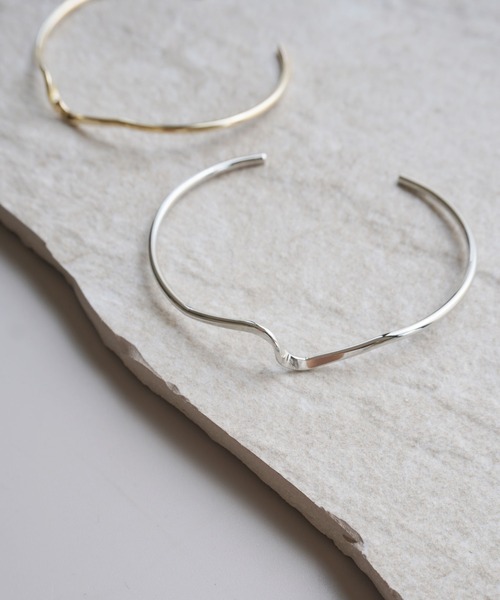 ammy.(エイミードット)の「【 ammy. / エイミードット 】 ライン デザイン バングル(バングル/リストバンド・レディース・ゴールド/ゴールド系その他/シルバー系その他/シルバー系その他3/ゴールド系その他3/ゴールド系その他2/シルバー/シルバー系その他2/ゴールド系その他4/シルバー系その他4・FREE)」の5枚目の写真