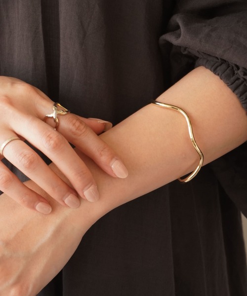 ammy.(エイミードット)の「【 ammy. / エイミードット 】 ライン デザイン バングル(バングル/リストバンド・レディース・ゴールド/ゴールド系その他/シルバー系その他/シルバー系その他3/ゴールド系その他3/ゴールド系その他2/シルバー/シルバー系その他2/ゴールド系その他4/シルバー系その他4・FREE)」の8枚目の写真