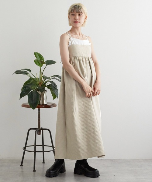 w closet(ダブルクローゼット)の「バックリボンギャザーキャミワンピース(ワンピース・レディース・ブラック/ブラウン/ベージュ・FREE)」の4枚目の写真