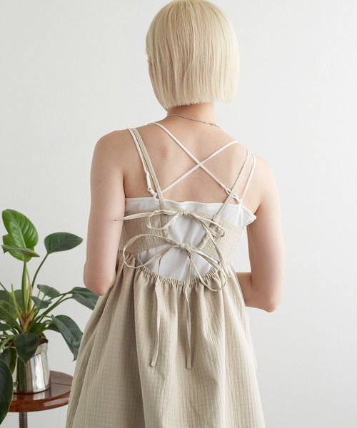 w closet(ダブルクローゼット)の「バックリボンギャザーキャミワンピース(ワンピース・レディース・ブラック/ブラウン/ベージュ・FREE)」の7枚目の写真