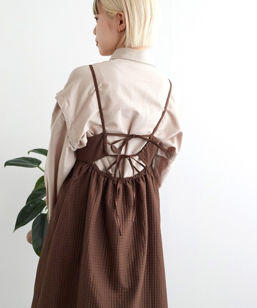w closet(ダブルクローゼット)の「バックリボンギャザーキャミワンピース(ワンピース・レディース・ブラック/ブラウン/ベージュ・FREE)」の17枚目の写真