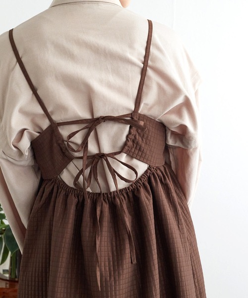w closet(ダブルクローゼット)の「バックリボンギャザーキャミワンピース(ワンピース・レディース・ブラック/ブラウン/ベージュ・FREE)」の18枚目の写真