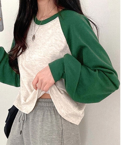 SHEENA(シーナ)の「配色ラグランクロップド丈シンプルロンT(Tシャツ/カットソー・レディース・グリーン/ブラック/モカ・M)」の3枚目の写真