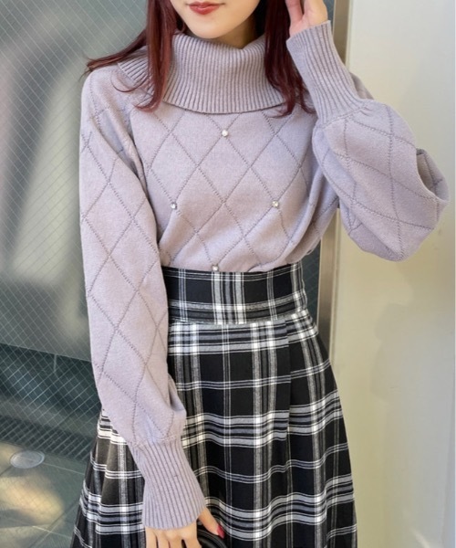 TORTE(トルテ)の「ダイヤ柄ビジューオフタートルニット(ニット/セーター・レディース・パープル/ホワイト/ブラック/ピンク・FREE)」の1枚目の写真