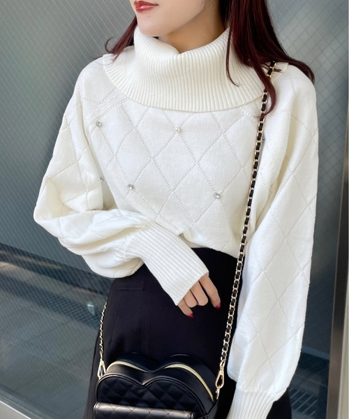 TORTE(トルテ)の「ダイヤ柄ビジューオフタートルニット(ニット/セーター・レディース・パープル/ホワイト/ブラック/ピンク・FREE)」の2枚目の写真