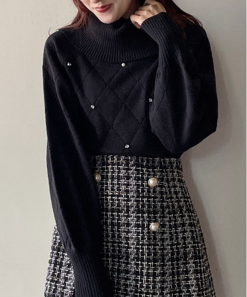 TORTE(トルテ)の「ダイヤ柄ビジューオフタートルニット(ニット/セーター・レディース・パープル/ホワイト/ブラック/ピンク・FREE)」の3枚目の写真