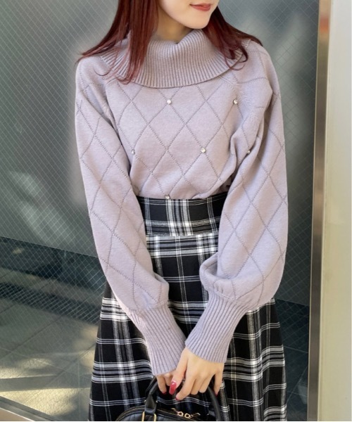 TORTE(トルテ)の「ダイヤ柄ビジューオフタートルニット(ニット/セーター・レディース・パープル/ホワイト/ブラック/ピンク・FREE)」の14枚目の写真