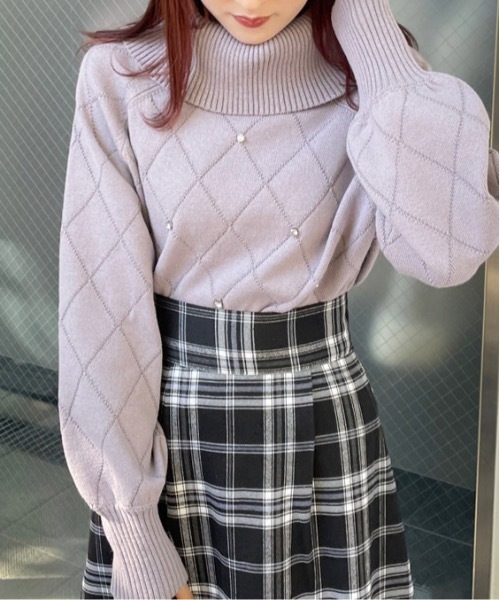 TORTE(トルテ)の「ダイヤ柄ビジューオフタートルニット(ニット/セーター・レディース・パープル/ホワイト/ブラック/ピンク・FREE)」の13枚目の写真