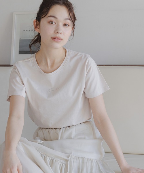 mysty woman（ミスティウーマン）の「刺繍ロゴTシャツ　111662（Tシャツ/カットソー・レディース・オフホワイト/チャコールグレー/ベージュ・FREE）」の3枚目の写真