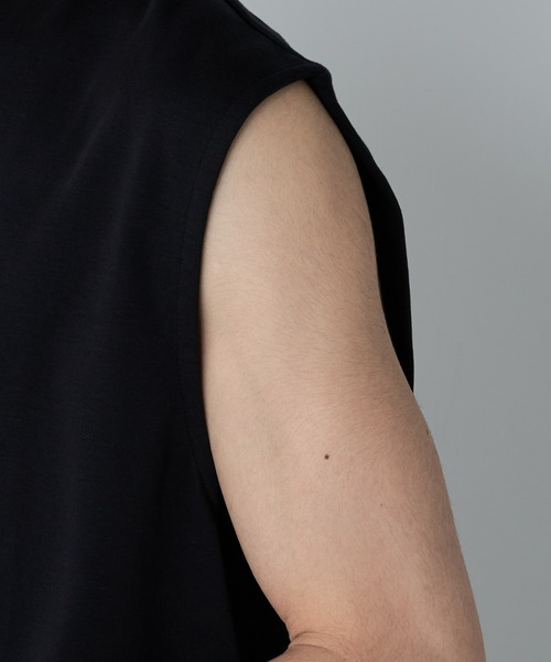 COLONY 2139(コロニートゥーワンスリーナイン)の「スマート変形ノースリーブT(Tシャツ/カットソー・メンズ・ホワイト/ブラック・MEDIUM/LARGE)」の5枚目の写真