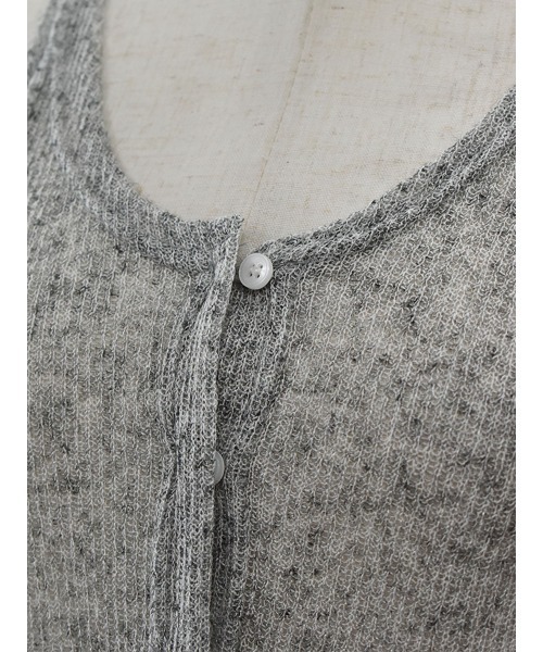 Reurie'（レウリィ）の「オフショルダーシアーカーディガン／off shoulder sheer cardigan 長袖 クルーネック サマーニット フロントボタン レイヤード メランジ 大人カジュアル シンプル 韓国 Y2K バレエコア グレー ライトグレー（Tシャツ/カットソー・レディース・グレー・FREE）」の13枚目の写真