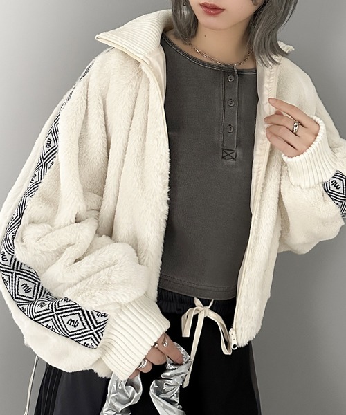 mily bilet(ミウィビレット)の「【mily bilet】上質な肌触り、スタイリッシュアウター。ジャガードテープ使いドロスト付き指穴シャギーファーブルゾン(ブルゾン・レディース・グレイッシュベージュ/ブラック/ベージュ系その他・X-LARGE/SMALL/MEDIUM/LARGE)」の8枚目の写真