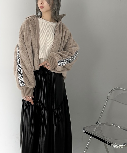 mily bilet(ミウィビレット)の「【mily bilet】上質な肌触り、スタイリッシュアウター。ジャガードテープ使いドロスト付き指穴シャギーファーブルゾン(ブルゾン・レディース・グレイッシュベージュ/ブラック/ベージュ系その他・X-LARGE/SMALL/MEDIUM/LARGE)」の12枚目の写真