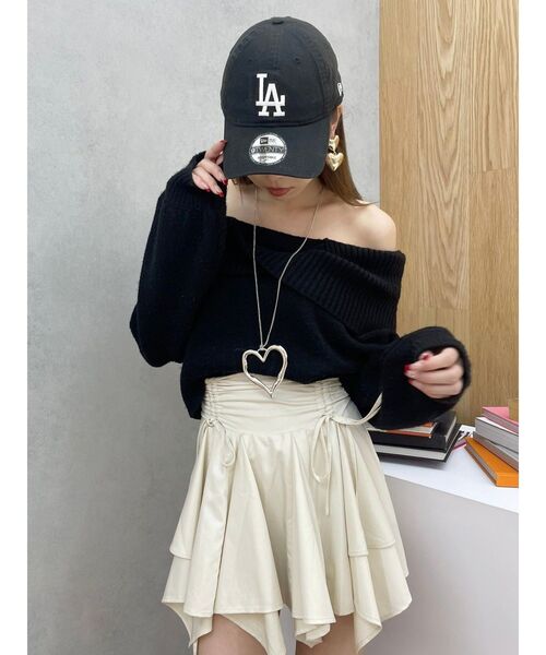 EVRIS（エヴリス）の「ツイストオフショルダーニットトップス（ニット/セーター・レディース・グレー/ブラック/レッド・FREE）」の5枚目の写真