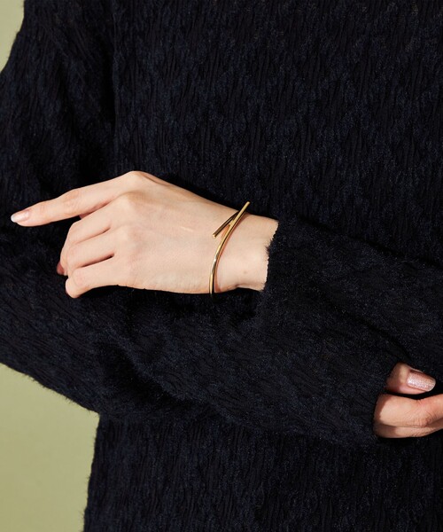 CITEN（シテン）の「＜CITEN＞  クロスライン バングル（バングル/リストバンド・レディース・シルバー/ゴールド・FREE）」の4枚目の写真