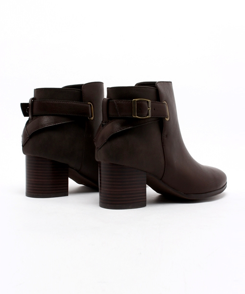 ikka（イッカ）の「バックベルトショートブーツ（ブーツ・レディース・ブラウン/ブラック・MEDIUM/LARGE）」の3枚目の写真