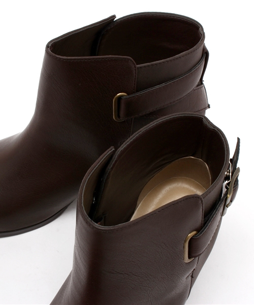 ikka（イッカ）の「バックベルトショートブーツ（ブーツ・レディース・ブラウン/ブラック・MEDIUM/LARGE）」の5枚目の写真