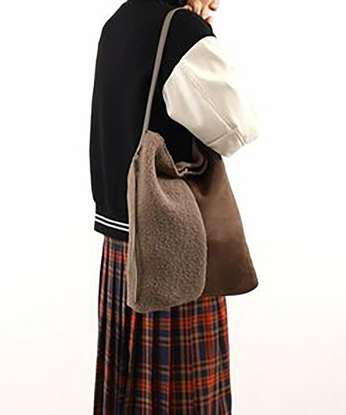 artemis by DIANA(アルテミスバイダイアナ)の「A4対応 バイカラームートン風ショルダーバッグ(ハンドバッグ・レディース・グレー/ダークベージュ・FREE)」の12枚目の写真