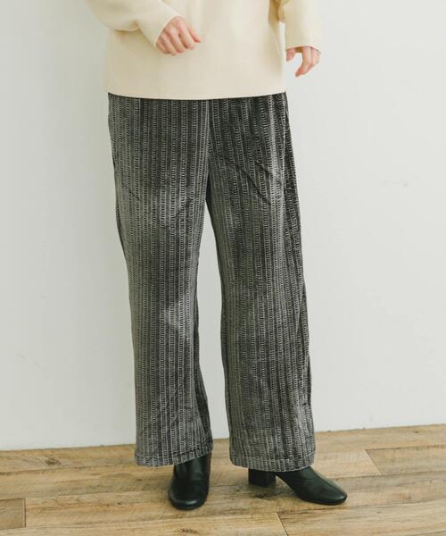 ITEMS URBANRESEARCH(アイテムズ アーバンリサーチ)の「ベロアイージーパンツ(その他パンツ・レディース・ホワイト系その他/ライトブラウン/チャコールグレー・FREE)」の2枚目の写真