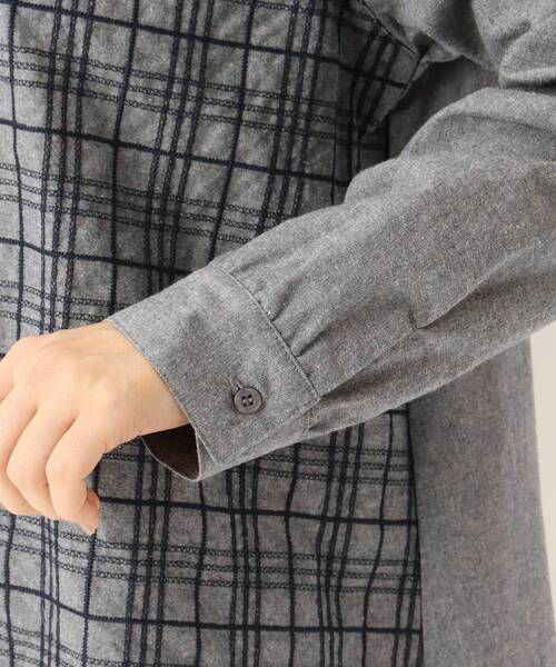 one'sterrace(ワンズテラス)の「フランネルチェック柄 刺繍シャツブラウス(シャツ/ブラウス・レディース・ベージュ系8/ネイビー系5・02)」の7枚目の写真
