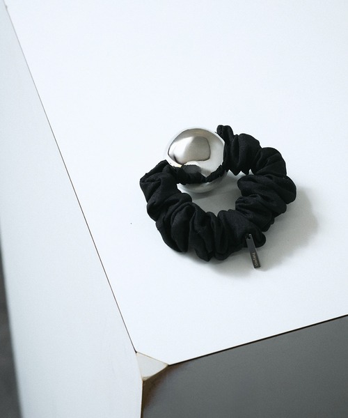 SALON adam et rope'(サロン アダム エ ロペ)の「【heyep(ヘイップ)】Medium Metal Ball Silk Scrunchie/メタルボールシルクシュシュ ミディアム(シュシュ・レディース・ブラック・FREE)」の1枚目の写真
