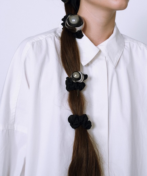 SALON adam et rope'(サロン アダム エ ロペ)の「【heyep(ヘイップ)】Medium Metal Ball Silk Scrunchie/メタルボールシルクシュシュ ミディアム(シュシュ・レディース・ブラック・FREE)」の2枚目の写真