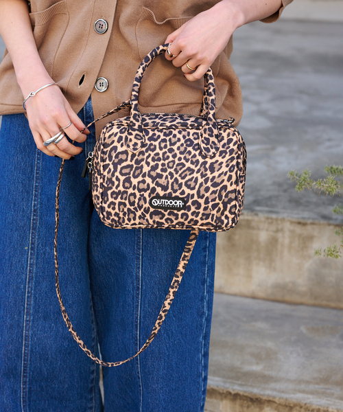 OUTDOOR PRODUCTS(アウトドアプロダクツ)の「2WAY CUBE BAG LEOPARD(ショルダーバッグ・レディース・キャメル・FREE)」の1枚目の写真