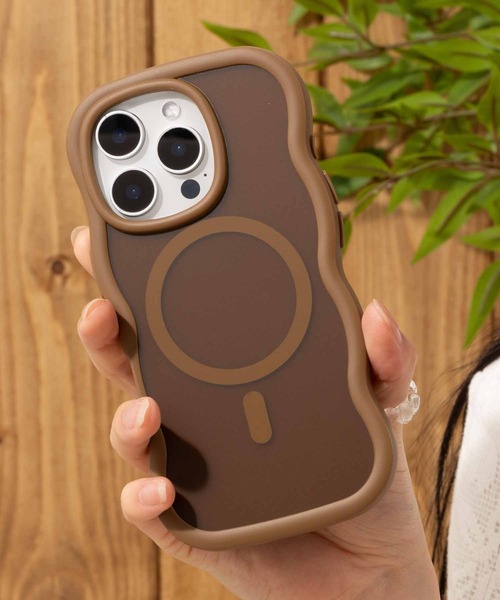 emonique（エモニーク）の「iPhoneケース カバー うねうね TPUシリコン素材 マット Magsafe対応【12/13/14/14pro/15/15pro/16/16pro/16E/17/17p/Air対応】（スマホケース/カバー・レディース・ピンク/パープル/ブラック/グレー/フューシャピンク/ブラウン・iPhone 12/iPhone 14/iPhone 16/iPhone 16 Pro/iPhone 14 Pro/iPhone 15/iPhone 13/iPhone 15 Pro/iPhone 16e/iPhone 17/iPhone 17 Pro/iPhone Air）」の4枚目の写真