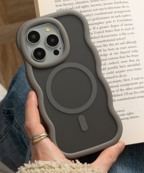 emonique（エモニーク）の「iPhoneケース カバー うねうね TPUシリコン素材 マット Magsafe対応【12/13/14/14pro/15/15pro/16/16pro/16E/17/17p/Air対応】（スマホケース/カバー・レディース・ピンク/パープル/ブラック/グレー/フューシャピンク/ブラウン・iPhone 12/iPhone 14/iPhone 16/iPhone 16 Pro/iPhone 14 Pro/iPhone 15/iPhone 13/iPhone 15 Pro/iPhone 16e/iPhone 17/iPhone 17 Pro/iPhone Air）」の3枚目の写真