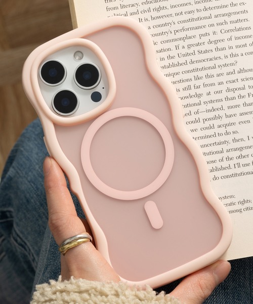 emonique（エモニーク）の「iPhoneケース カバー うねうね TPUシリコン素材 マット Magsafe対応【12/13/14/14pro/15/15pro/16/16pro/16E/17/17p/Air対応】（スマホケース/カバー・レディース・ピンク/パープル/ブラック/グレー/フューシャピンク/ブラウン・iPhone 12/iPhone 14/iPhone 16/iPhone 16 Pro/iPhone 14 Pro/iPhone 15/iPhone 13/iPhone 15 Pro/iPhone 16e/iPhone 17/iPhone 17 Pro/iPhone Air）」の5枚目の写真