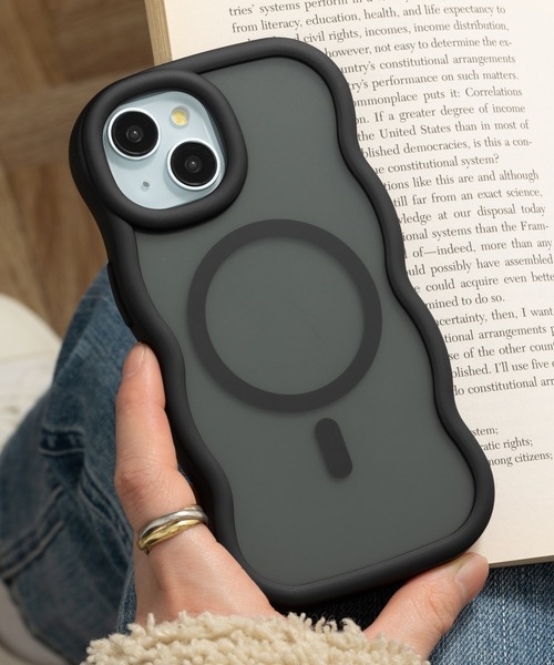 emonique（エモニーク）の「iPhoneケース カバー うねうね TPUシリコン素材 マット Magsafe対応【12/13/14/14pro/15/15pro/16/16pro/16E/17/17p/Air対応】（スマホケース/カバー・レディース・ピンク/パープル/ブラック/グレー/フューシャピンク/ブラウン・iPhone 12/iPhone 14/iPhone 16/iPhone 16 Pro/iPhone 14 Pro/iPhone 15/iPhone 13/iPhone 15 Pro/iPhone 16e/iPhone 17/iPhone 17 Pro/iPhone Air）」の2枚目の写真