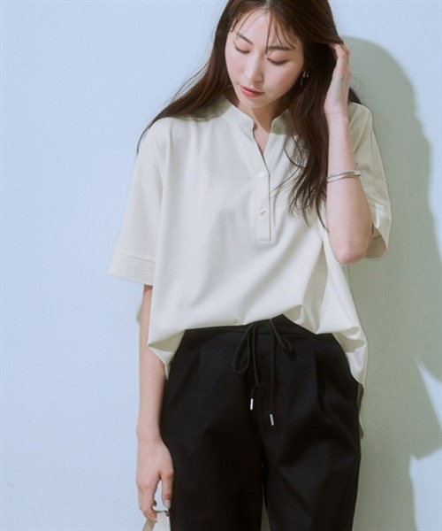 7days Life Styling（セブンデイズライフスタイリング）の「ブラウス見えシルケットポンチスキッパーチュニックカットソートップス<大きいサイズ有>（Tシャツ/カットソー・レディース・グレイッシュベージュ/ブラック/サックスブルー/オフホワイト・S/M/L/LL/3L）」の2枚目の写真