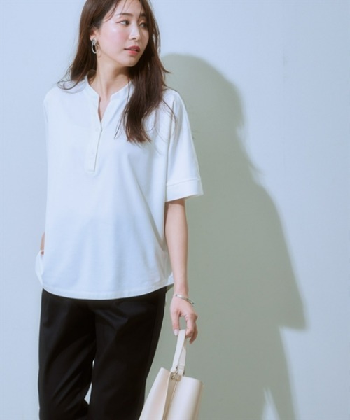 7days Life Styling（セブンデイズライフスタイリング）の「ブラウス見えシルケットポンチスキッパーチュニックカットソートップス<大きいサイズ有>（Tシャツ/カットソー・レディース・グレイッシュベージュ/ブラック/サックスブルー/オフホワイト・S/M/L/LL/3L）」の5枚目の写真