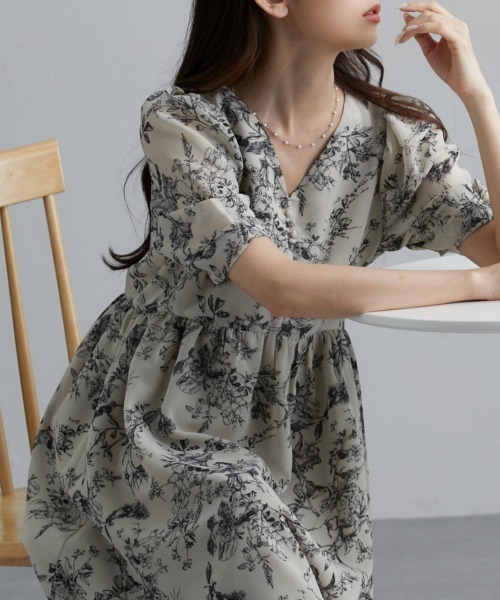 nissen(ニッセン)の「花柄シフォンマキシ丈ワンピース(ワンピース・レディース・ブラック/キナリ・M/L)」の2枚目の写真