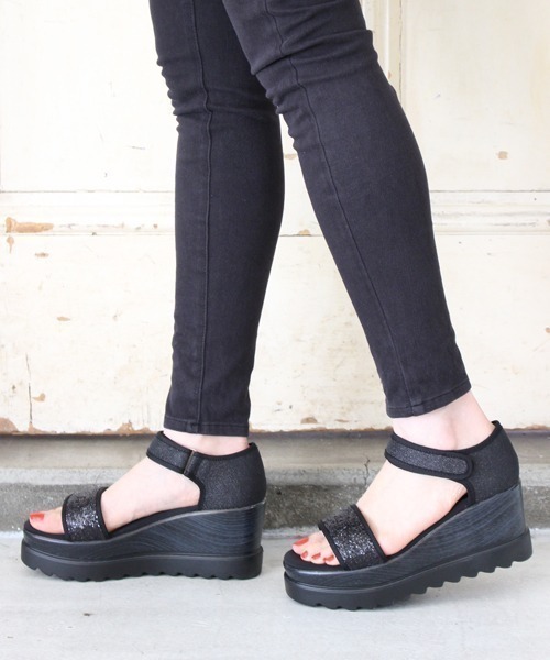 Fin(フィン)の「厚底グリッターベルクロサンダル【低反発スポンジ入り(サンダル・レディース・ブラック・S/M/L/LL)」の1枚目の写真