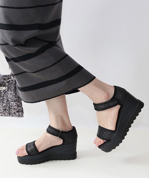 Fin(フィン)の「厚底グリッターベルクロサンダル【低反発スポンジ入り(サンダル・レディース・ブラック・S/M/L/LL)」の9枚目の写真