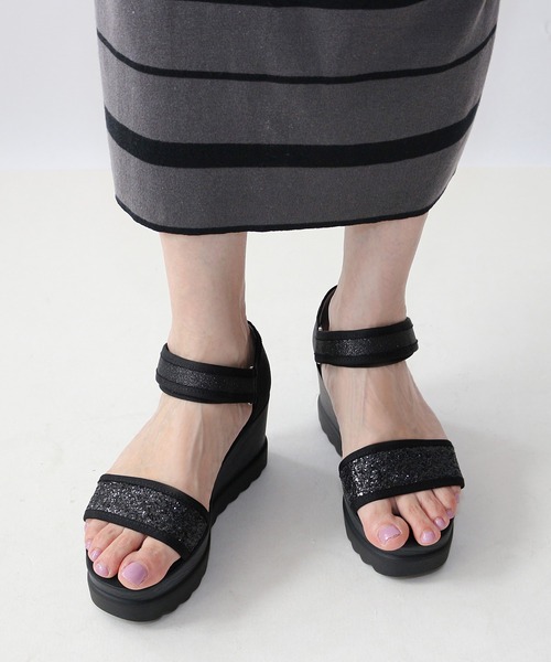 Fin(フィン)の「厚底グリッターベルクロサンダル【低反発スポンジ入り(サンダル・レディース・ブラック・S/M/L/LL)」の10枚目の写真