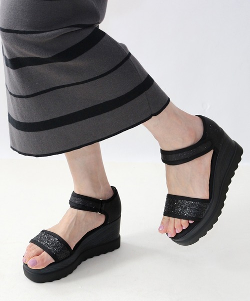 Fin(フィン)の「厚底グリッターベルクロサンダル【低反発スポンジ入り(サンダル・レディース・ブラック・S/M/L/LL)」の11枚目の写真