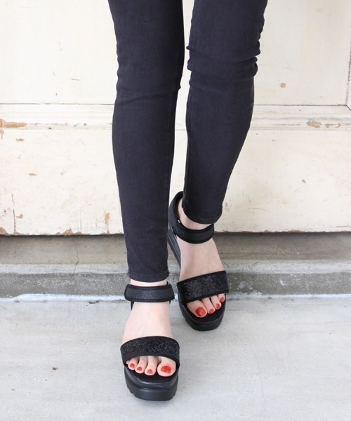 Fin(フィン)の「厚底グリッターベルクロサンダル【低反発スポンジ入り(サンダル・レディース・ブラック・S/M/L/LL)」の7枚目の写真