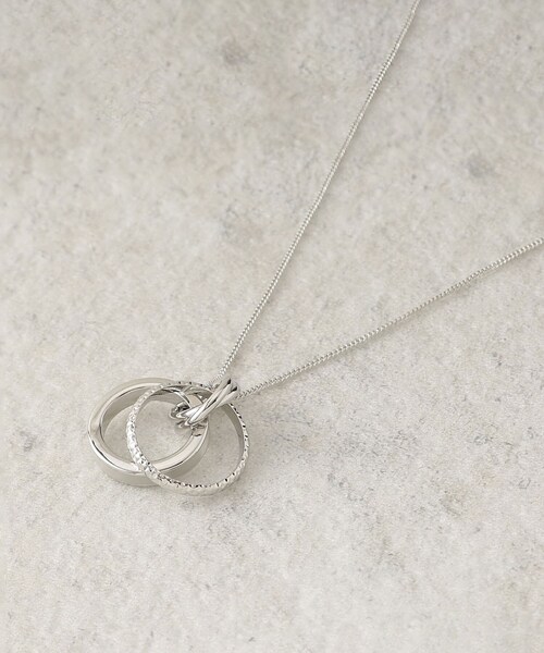 OPAQUE.CLIP（オペークドットクリップ）の「カラーエポ×メタル リングネックレス（ネックレス・レディース・シルバー/ゴールド・00）」の2枚目の写真