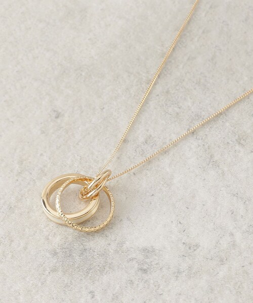 OPAQUE.CLIP（オペークドットクリップ）の「カラーエポ×メタル リングネックレス（ネックレス・レディース・シルバー/ゴールド・00）」の3枚目の写真