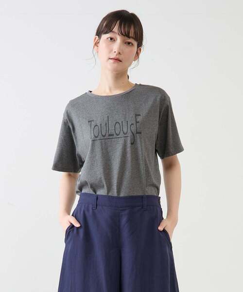 MELROSE claire(メルローズ クレール)の「【TouLousEロゴプリントTシャツ】(Tシャツ/カットソー・レディース・クリーム/チャコールグレー/ライトブルー/ピンク・FREE)」の2枚目の写真