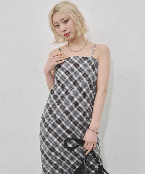 ENVYM(アンビー)の「バイアスキャミワンピース(ワンピース・レディース・ベージュ/ブラック・FREE)」の21枚目の写真