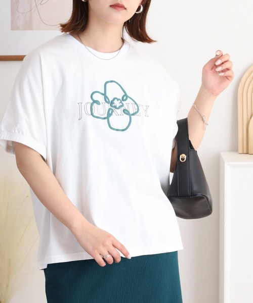 Emago(イマゴ)の「EMAGO 花とロゴのプリントドルマンTシャツ(Tシャツ/カットソー・レディース・レッド/チャコールグレー/ホワイト・FREE)」の2枚目の写真